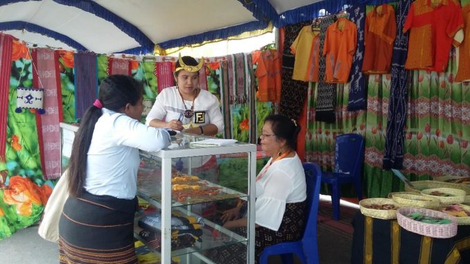 mama penjual kerajinan